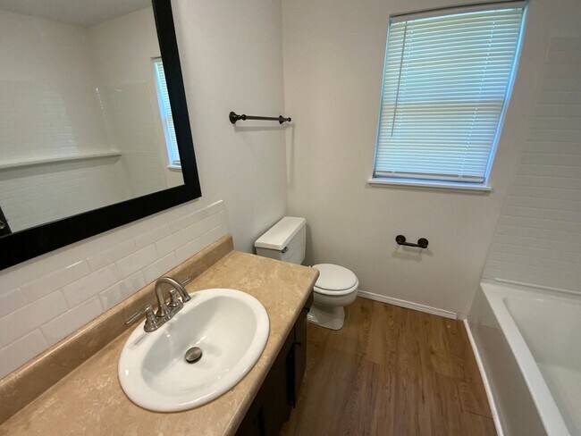 Building Photo - 409-411 Brewer Dr