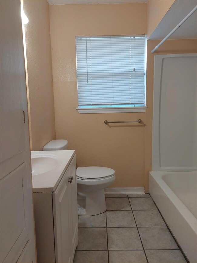 Building Photo - 1401 Glenmore Dr