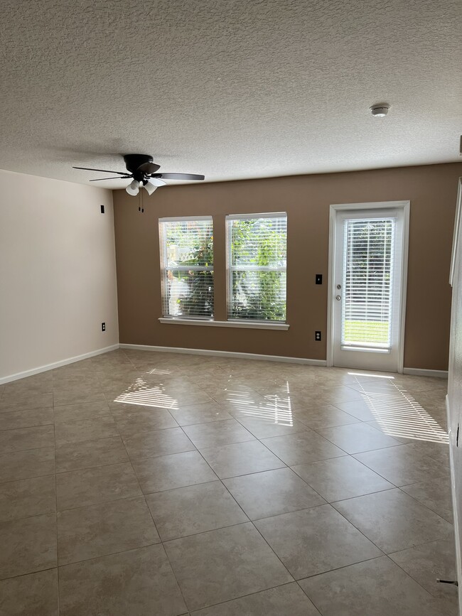 Spacious living room - 5906 Brice Ct