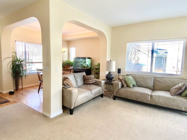 Building Photo - 2 Bedroom, 2.5 Bath Townhome with 2 Car Attached Garage in Fort Collins, Colorado