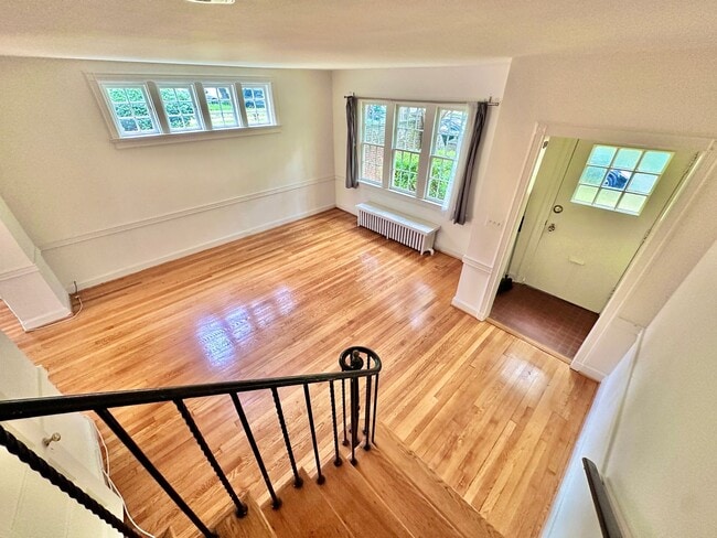 Building Photo - Spacious 6 bedroom 3.5 bath Tudor Townhouse w/Deck close to Georgetown University & Hospital