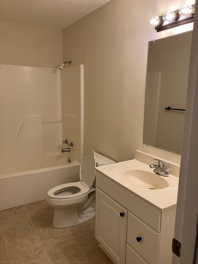 Building Photo - 1424 Hobart Dr