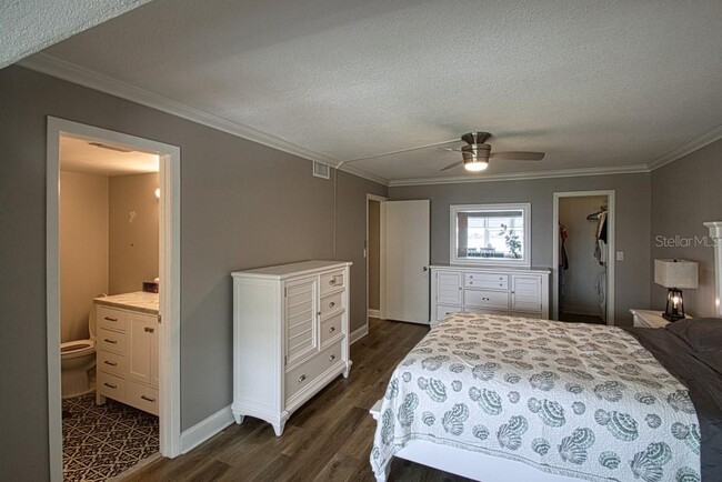 Building Photo - 4575 Cove Cir