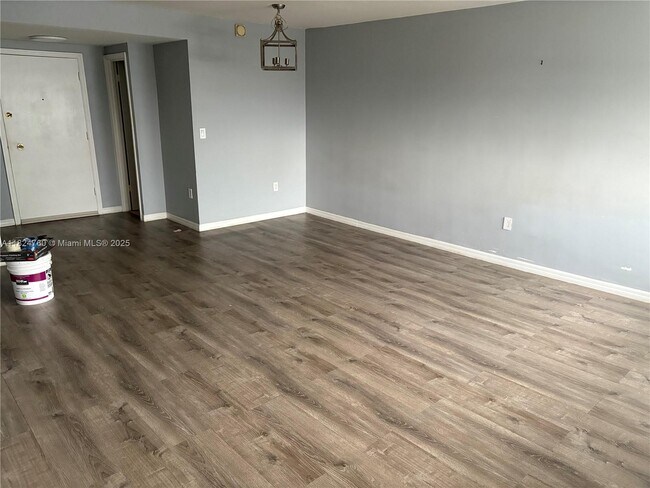 Building Photo - 5313 Collins Ave