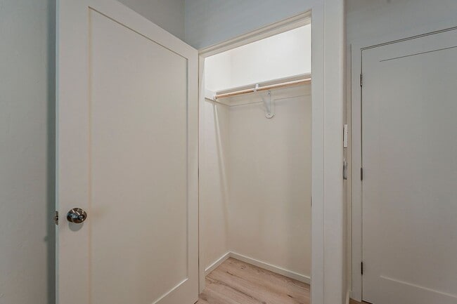 Building Photo - 1625 E 8th St