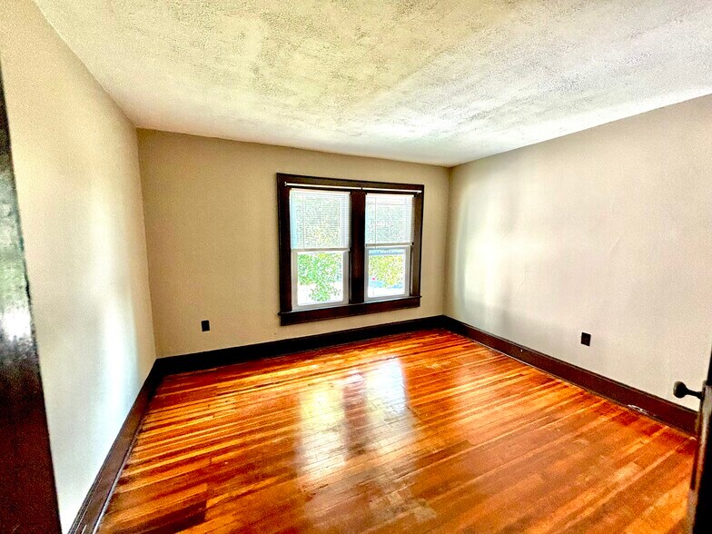 Building Photo - 904 W Lackawanna Ave