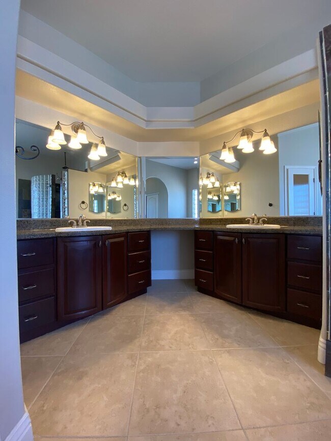 Building Photo - CALVADA VALLEY U.1 - Oakleaf Avenue