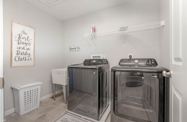 Building Photo - Fully Furnished Executive Corporate Rental