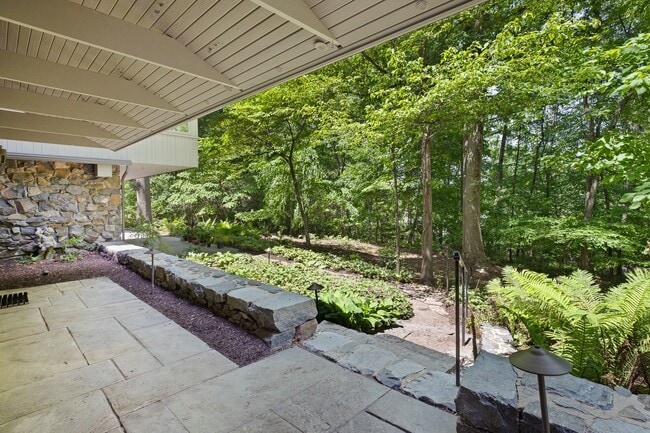 Building Photo - Mid Centurty Modern Home