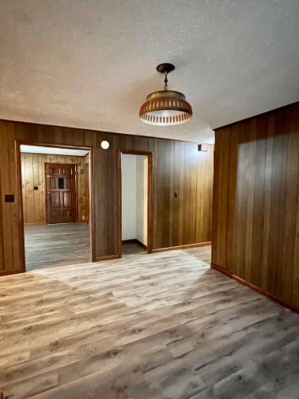 Building Photo - 722 Walnut Rd