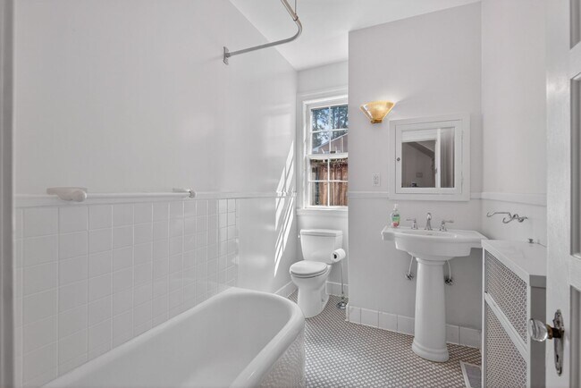 Building Photo - 1436 Acadia St