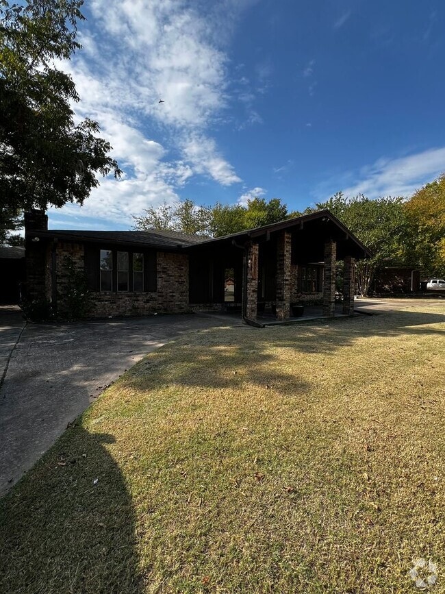 Building Photo - 2 Bedroom 2 Bath