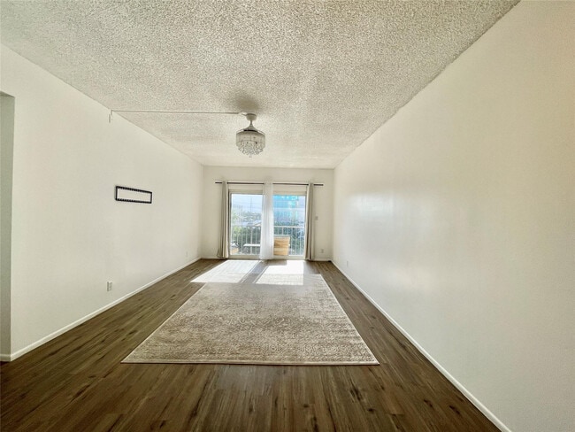 Building Photo - 400 N Riverside Dr