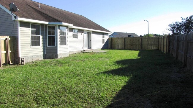 Building Photo - 3 bedroom 2 bath home on large corner lot