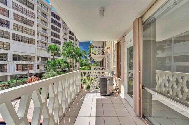 Building Photo - 1430 Brickell Bay Dr