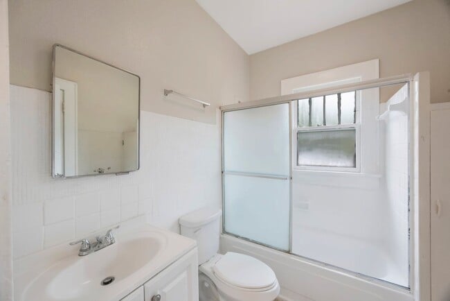Building Photo - Large 3bdrm/1bath/+ bonus room ***Section ...