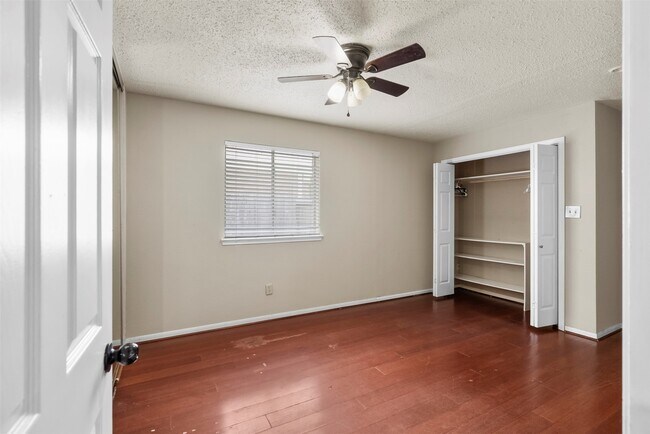 Building Photo - 9230 Wandsworth Dr