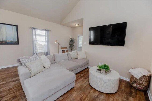 Building Photo - 652 Donegal Ln