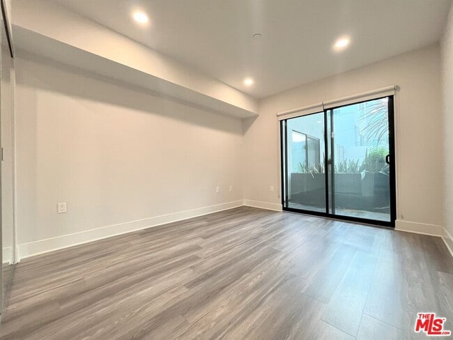 Building Photo - 5030 Rosewood Ave