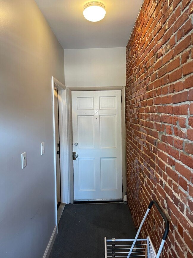 Building Photo - 342 E Clay St