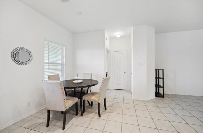 Building Photo - 8711 Willet St