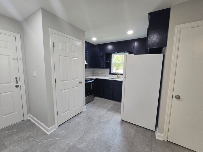 Building Photo - NEW LISTING!!!!!