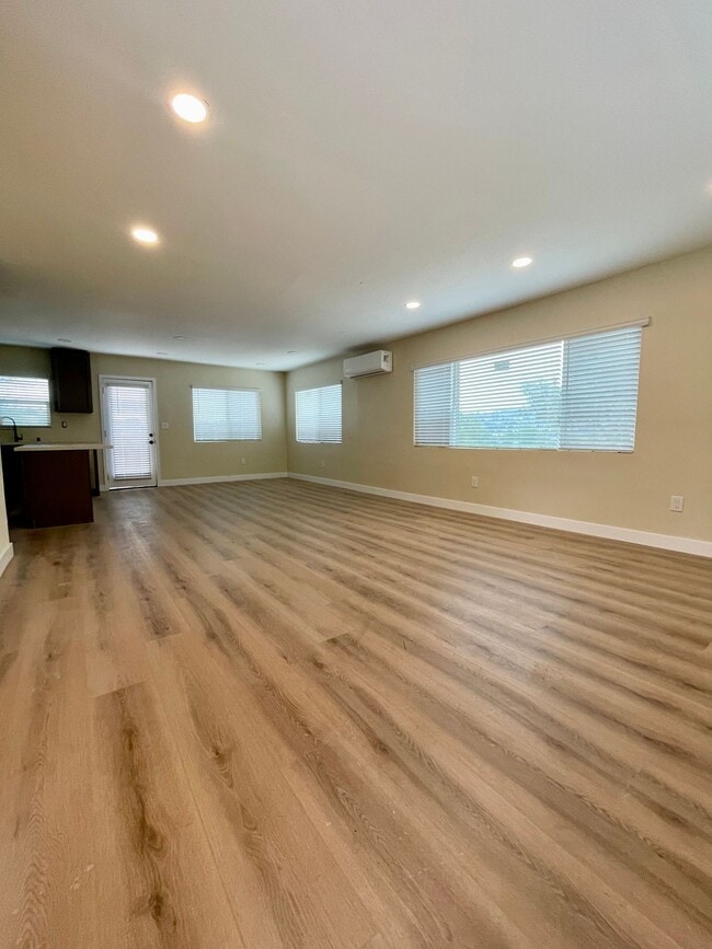 Building Photo - Newly renovated 3bd