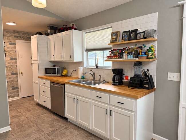 Building Photo - 663 Dallas Cir