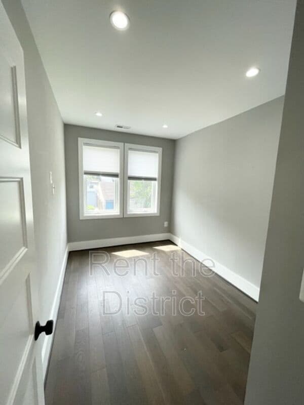 Building Photo - 418 Hamilton St NW