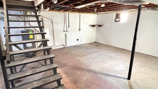 Building Photo - 331 N Maple St