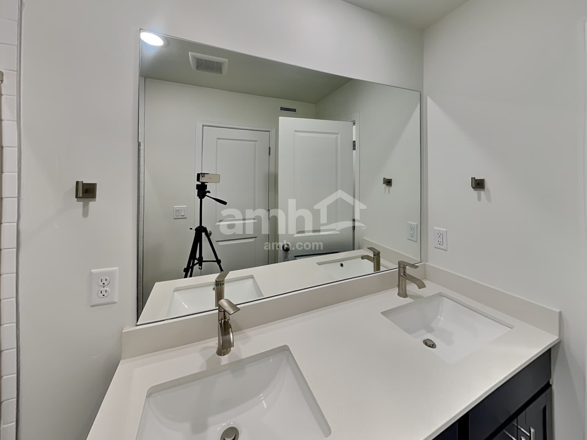 Building Photo - 11023 S Blue Bayou Dr