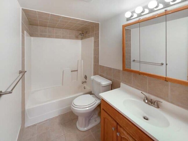 Building Photo - 3 Bed Shoreview Townhome