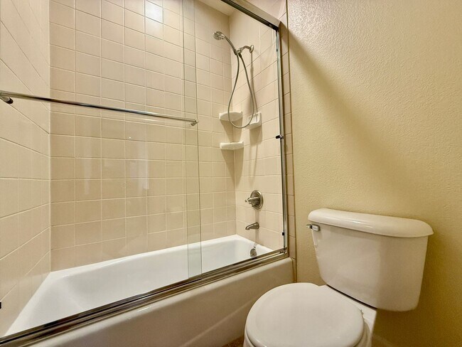 Building Photo - Gorgeous 4 Bedroom Townhome located in Gated Broadmoor Community