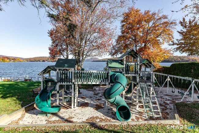 Building Photo - 28 Fox Run