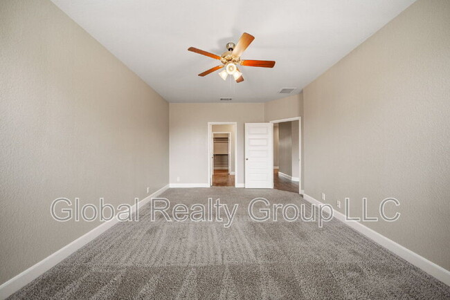Building Photo - 548 Lilac Shls