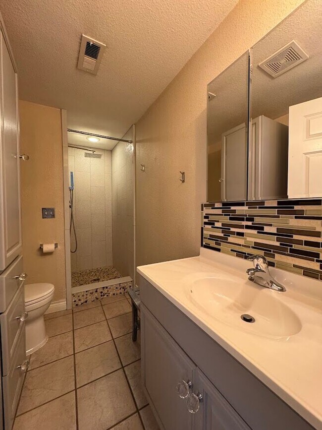 Building Photo - ***$500 off 1st Months Rent!***Well Kept H...