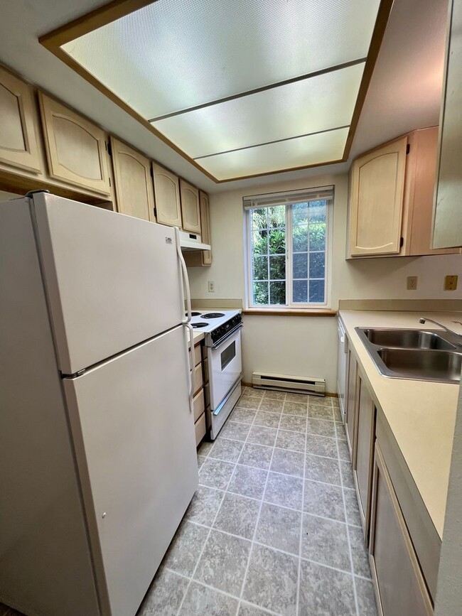 Building Photo - 1393 Bradley Ln