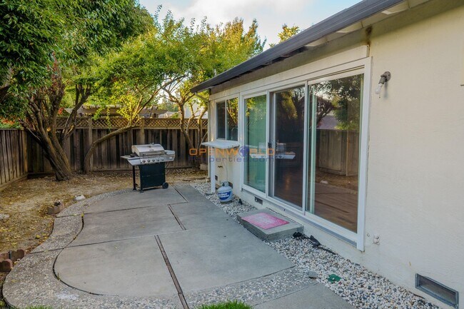 Building Photo - Spacious 4BR Single-Story Home w/ Garage i...