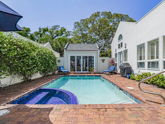 Building Photo - 8367 Baytree Dr