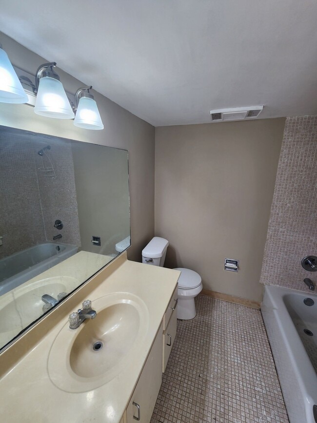 Building Photo - Large Nice and Clean 1BR/1.5BA with Great Layout  in Prime Inverrary Location (Rent includes wate...