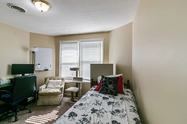 Building Photo - 1122 Rosebrook Dr