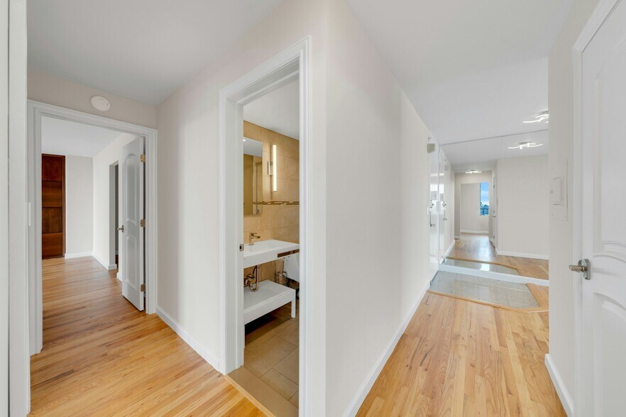 Building Photo - 300 Winston Dr