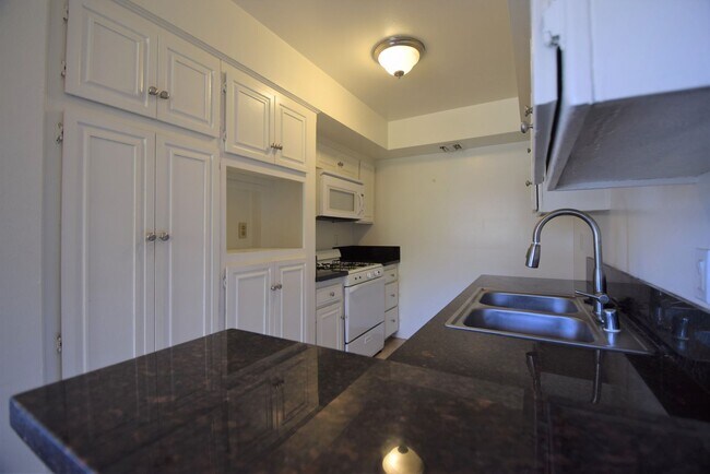 Building Photo - 14710 Burbank Blvd