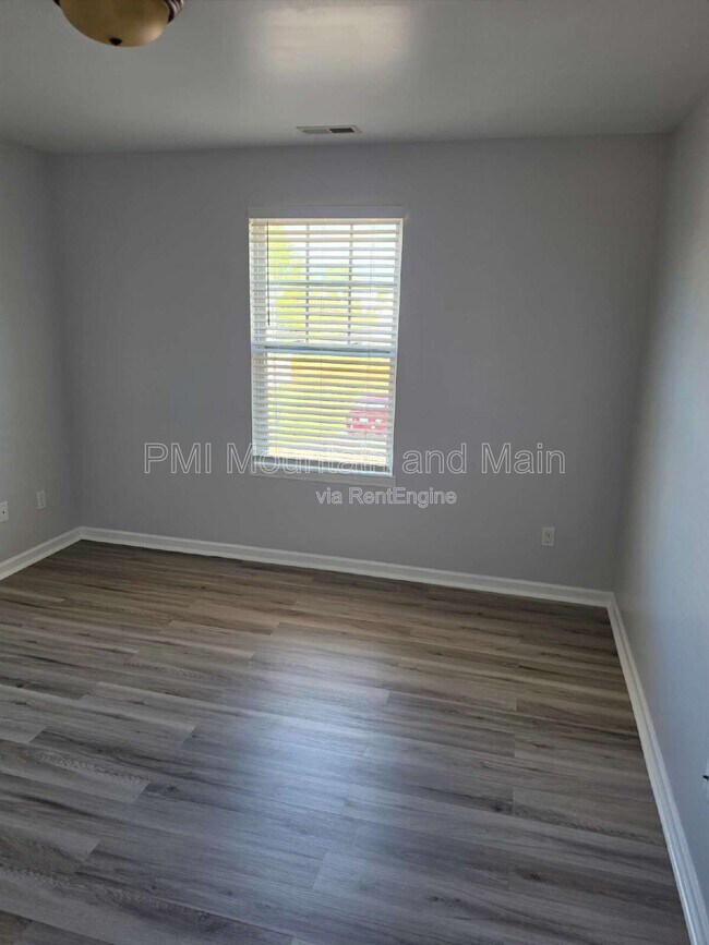 Building Photo - 25 Barnett Shoals Dr