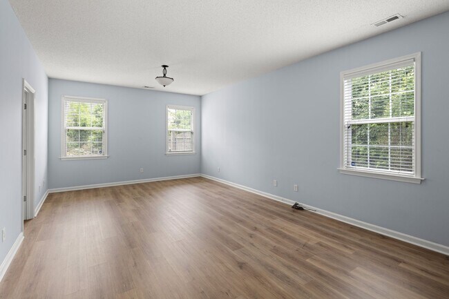 Building Photo - Spacious House in Hadley Park