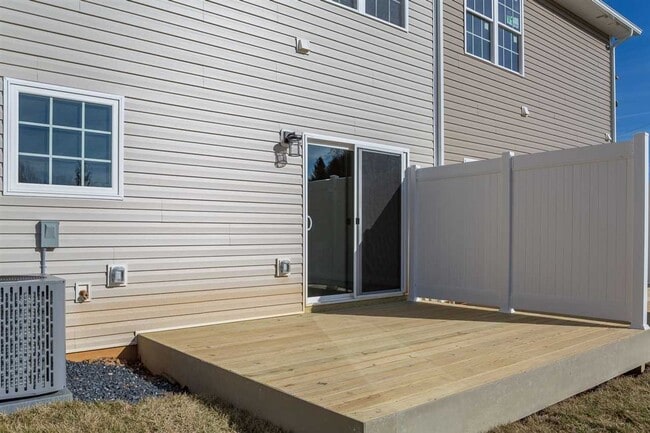 Building Photo - Modern Luxury Townhouse