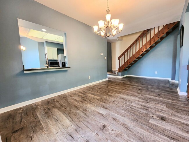 Building Photo - End Unit Townhouse in Chimny Hill