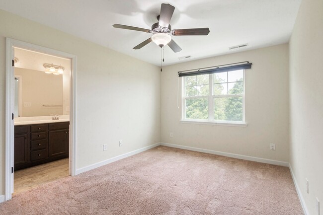 Building Photo - 2 Bedroom, 2.5 Bath End Unit Townhouse loc...