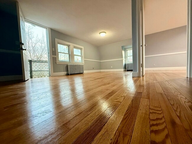 Building Photo - 1002 Main St