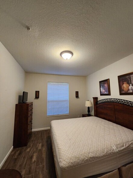 Building Photo - 4802 Cayview Ave